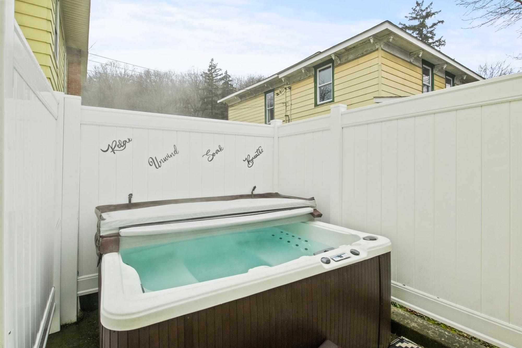 Home In The Heart Of Watkins Glen With Hot Tub And Game Rm Exteriör bild